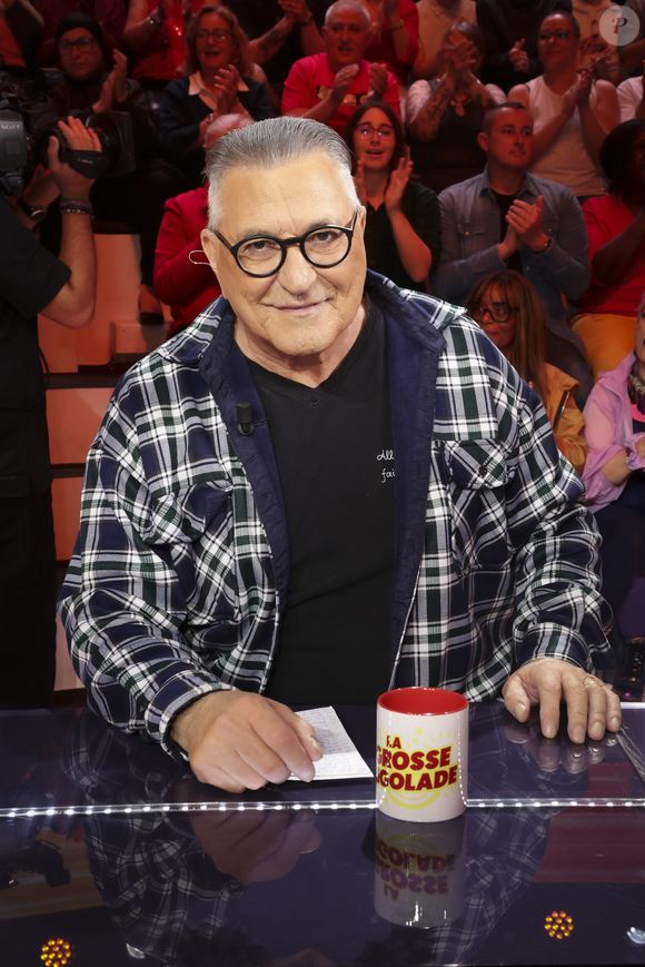 S'il s'est donc fait plus discret sur la scène publique ces derniers temps, cette image laisse penser que Jean-Maris Bigard a pris le temps nécessaire pour se reposer et se soigner. 

Exclusif - Jean-Marie Bigard - Emission "La Grosse Rigolade" présentée par C.Hanouna et diffusée sur W9 le 12 novembre, Paris, France, le 7 novembre 2025. © Jack Tribeca / Bestimage