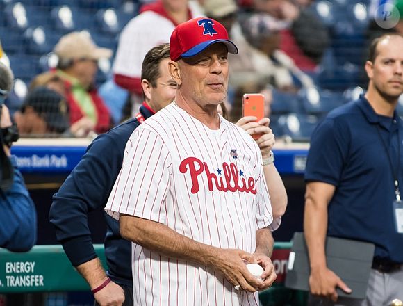 L'acteur Bruce Willis à la cérémonie d'ouverture avant un match de baseball entre les Phillies de Philadelphie et les Brewers de Milwaukee à Philadelphie, aux États-Unis, le 15 mai 2019.  Photo by Ouzounova/Splash News/ABACAPRESS.COM