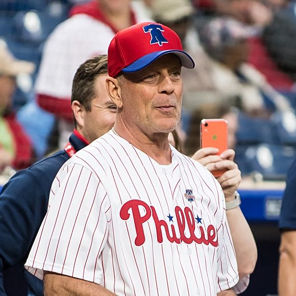 L'acteur Bruce Willis à la cérémonie d'ouverture avant un match de baseball entre les Phillies de Philadelphie et les Brewers de Milwaukee à Philadelphie, aux États-Unis, le 15 mai 2019.  Photo by Ouzounova/Splash News/ABACAPRESS.COM