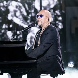 "À un moment donné, j’ai fait un choix qui était un peu moins 'indé-rock' donc, on ne peut plus trop revenir en arrière sur un genre parce qu'on a un peu une étiquette", a-t-il ensuite ajouté

Exclusif - Pascal Obispo - Enregistrement de l'émission "La grande soirée du 31" à Chantilly" au Château de Chantilly, diffusée le 31 décembre sur France 2.
© Tiziano da Silva-Cyril Moreau / Bestimage