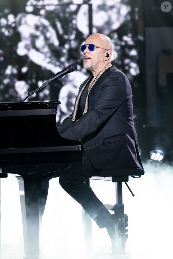 "À un moment donné, j’ai fait un choix qui était un peu moins 'indé-rock' donc, on ne peut plus trop revenir en arrière sur un genre parce qu'on a un peu une étiquette", a-t-il ensuite ajouté

Exclusif - Pascal Obispo - Enregistrement de l'émission "La grande soirée du 31" à Chantilly" au Château de Chantilly, diffusée le 31 décembre sur France 2.
© Tiziano da Silva-Cyril Moreau / Bestimage