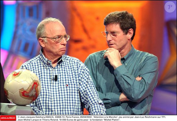 Attention a la Marche, jeu animé par Jean-Luc Reichmann sur TF1.Jean-Michel Larqué et Thierry Roland. 10 000 Euros de gains pour la fondation Michel Platini. 09/04/2002.© Jean-Jacques Datchary/ABACA.