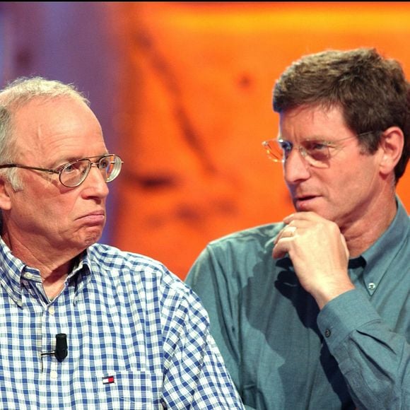 Attention a la Marche, jeu animé par Jean-Luc Reichmann sur TF1.Jean-Michel Larqué et Thierry Roland. 10 000 Euros de gains pour la fondation Michel Platini. 09/04/2002.© Jean-Jacques Datchary/ABACA.