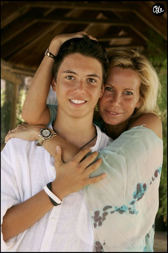Exclusif- Fiona Gélin et son fils Milan à Saint-Tropez. Le 4 août 2005. © DOMINIQUE JACOVIDES / BESTIMAGE