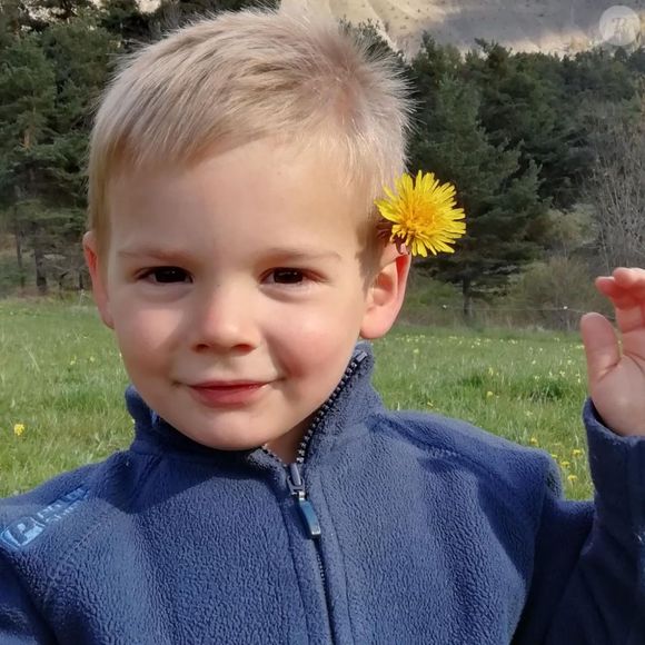 Le 20 mars 2024, des ossements appartenant au garçonnet de 2 ans et demi étaient retrouvés par une randonneuse, environ neuf mois après que ses proches ont signalé sa disparition, dans ce hameau des Alpes-de-Haute-Provence. Depuis, les enquêteurs n'écartent aucune piste.

Le petit Emile.