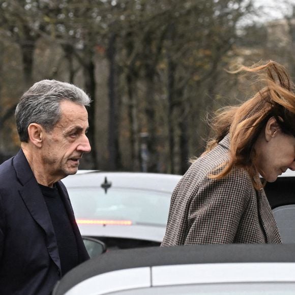 Nicolas Sarkozy et sa femme Carla Bruni vont déjeuner au restaurant Le Flandrin à Paris le lendemain de la sortie de prison de l'ancien président le 11 novembre 2025. Photo par Agence / Bestimage