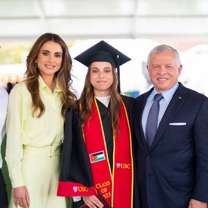 La princesse Lalla Salma de Jordanie reçoit son diplome de l'Université de Caroline du Sud (USC), sous le regard ému de ses parents le roi Abdallah II de Jordanie et la reine Rania de Jordanie. Los Angeles, le 12 mai 2023.