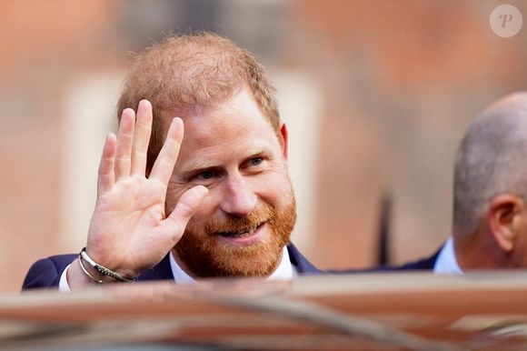 La scène, captée par une caméra de sonnette, a surpris les habitants qui ont reconnu le fils du roi Charles III après coup.

Le duc de Sussex quitte les Royal Courts of Justice, au centre de Londres, après avoir fait appel d'une décision de la Haute Cour sur sa plainte contre le ministère de l'Intérieur concernant le niveau de sécurité dont il bénéficie pendant son séjour au Royaume-Uni. Royaume-Uni, Londres, le mercredi 9 avril 2025. Photo par James Manning/PA Wire/ABACAPRESS.COM