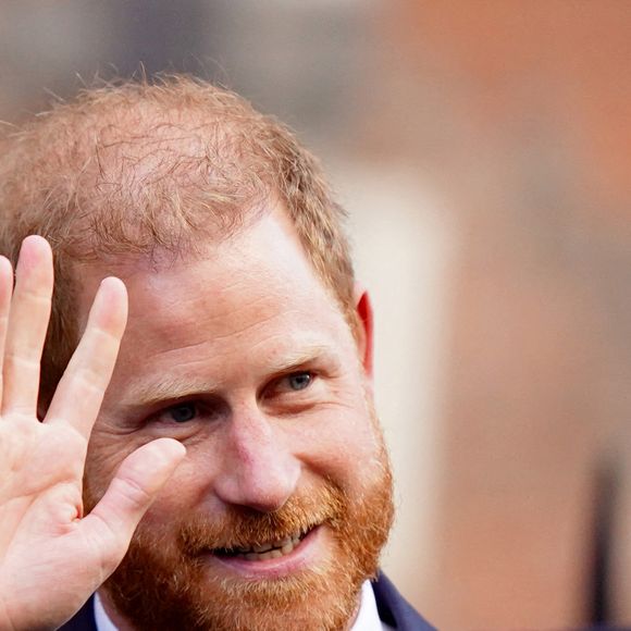 La scène, captée par une caméra de sonnette, a surpris les habitants qui ont reconnu le fils du roi Charles III après coup.

Le duc de Sussex quitte les Royal Courts of Justice, au centre de Londres, après avoir fait appel d'une décision de la Haute Cour sur sa plainte contre le ministère de l'Intérieur concernant le niveau de sécurité dont il bénéficie pendant son séjour au Royaume-Uni. Royaume-Uni, Londres, le mercredi 9 avril 2025. Photo par James Manning/PA Wire/ABACAPRESS.COM