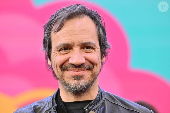 Il emmène régulièrement ses enfants sur les plateaux de tournage. 

Alexandre Astier à Lyon, le 31 mars 2023. 
Photo : Julien Reynaud/APS-Medias/ABACAPRESS.COM