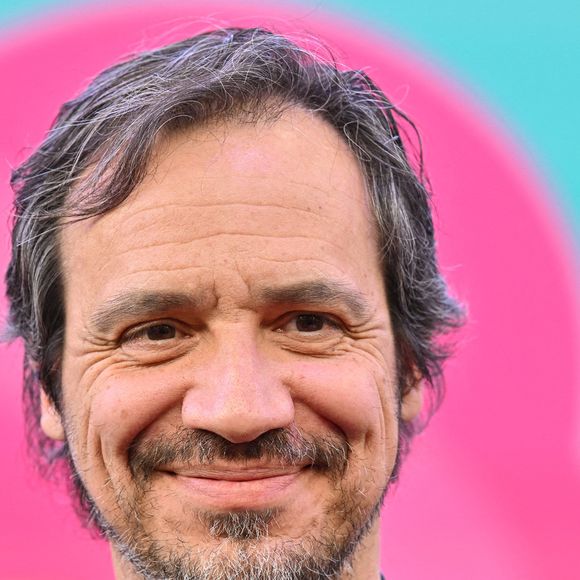 Il emmène régulièrement ses enfants sur les plateaux de tournage. 

Alexandre Astier à Lyon, le 31 mars 2023. 
Photo : Julien Reynaud/APS-Medias/ABACAPRESS.COM