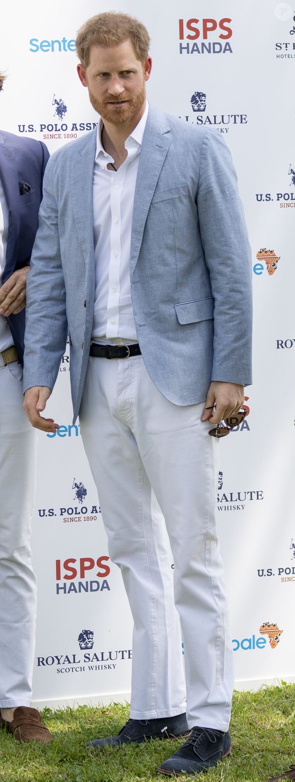 Harry et Seeiso ont déclaré : "Nous sommes sous le choc de devoir agir ainsi, mais nous avons une responsabilité constante envers les bénéficiaires de Sentebale"

Le prince Harry assiste à la Coupe de polo Sentebale ISPS Handa au Roma Polo Club à Rome, Italie, le 24 mai 2019.

Photo : Agence / Bestimage