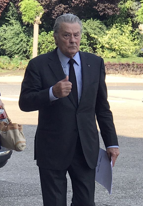 Semi-exclusif - Alain Delon - Obsèques du professeur Christian Cabrol en la chapelle de l'hôpital de la Pitié-Salpétrière à Paris le 22 juin 2017. Le professeur Christian Cabrol, pionnier de la greffe cardiaque, est mort, vendredi 16 juin, à Paris, à l’âge de 91 ans. L’annonce en a été faite par le professeur Iradj Gandjbakhch, l’un de ses disciples, qui était à ses côtés lorsque le professeur Cabrol réalisa, le 27 avril 1968, à l’hôpital de la Pitié-Salpêtrière (Paris), la première greffe cardiaque en Europe. Elle suivait de quatre mois la transplantation cardiaque du pionnier Christiaan Barnard, qui avait effectué cette opération inédite au Cap (Afrique du sud). C’est dans ce même hôpital de la Pitié-Salpêtrière, que le professeur Cabrol, qui était malade de longue date, est décédé, là où il avait réalisé la première d’une série de quelque 1 500 greffes. (no web - No Blog pour suisse et Belgique)