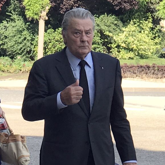 Semi-exclusif - Alain Delon - Obsèques du professeur Christian Cabrol en la chapelle de l'hôpital de la Pitié-Salpétrière à Paris le 22 juin 2017. Le professeur Christian Cabrol, pionnier de la greffe cardiaque, est mort, vendredi 16 juin, à Paris, à l’âge de 91 ans. L’annonce en a été faite par le professeur Iradj Gandjbakhch, l’un de ses disciples, qui était à ses côtés lorsque le professeur Cabrol réalisa, le 27 avril 1968, à l’hôpital de la Pitié-Salpêtrière (Paris), la première greffe cardiaque en Europe. Elle suivait de quatre mois la transplantation cardiaque du pionnier Christiaan Barnard, qui avait effectué cette opération inédite au Cap (Afrique du sud). C’est dans ce même hôpital de la Pitié-Salpêtrière, que le professeur Cabrol, qui était malade de longue date, est décédé, là où il avait réalisé la première d’une série de quelque 1 500 greffes. (no web - No Blog pour suisse et Belgique)