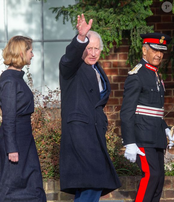 Le roi Charles III d'Angleterre et Camilla Parker Bowles, reine consort d'Angleterre, quittent l'exposition William Morris et Art From The Islamic World à Londres, le 20 décembre 2024.