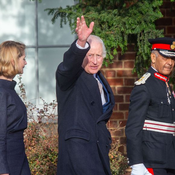Le roi Charles III d'Angleterre et Camilla Parker Bowles, reine consort d'Angleterre, quittent l'exposition William Morris et Art From The Islamic World à Londres, le 20 décembre 2024.