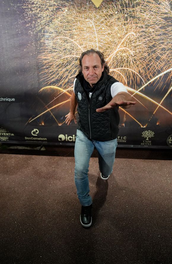 Il est également revenu sur des commentaires qu'il avait tenus sur la petite culotte de la patineuse qui n'ont pas été du goût de celle-ci. 

Philippe Candeloro - Édition 2025 des Masters de Feu - Concours international d'art pyrotechnique à l'Hippodrome de Compiègne le 20 septembre 2025. Chaque année, depuis 2016, les meilleurs artificiers internationaux se donnent rendez-vous à Compiègne pour s'affronter lors d'une seule et même soirée.
© Anne-Sophie Guebey / Bestimage