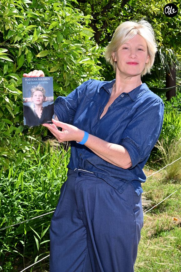 Maïtena Biraben (pour son livre "La femme invisible") durant la 28ème édition du Festival du Livre de Nice au Jardin Albert 1er. © Bruno Bebert / Bestimage