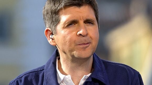 Thomas Sotto sait de quoi il parle : il apporte son soutien à Bruce Toussaint qui va devoir attendre avant de faire son retour dans Bonjour !