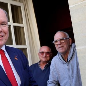 Le prince Albert II de Monaco, aux côtés du maire M.Grandin, salue les habitants de Torigny-les-Villes en se rendant à l’église Saint-Laurent, en mémoire de ses ancêtres qui y reposent, le 10 avril 2025. 
© Dominique Jacovides / Bestimage