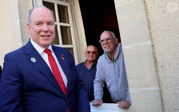 Le prince Albert II de Monaco, aux côtés du maire M.Grandin, salue les habitants de Torigny-les-Villes en se rendant à l’église Saint-Laurent, en mémoire de ses ancêtres qui y reposent, le 10 avril 2025. 
© Dominique Jacovides / Bestimage
