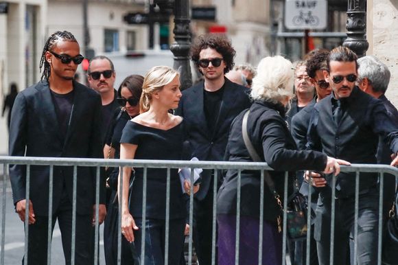 Audrey Crespo-Mara et ses fils Sekou et Lamine - Arrivées aux obsèques de Thierry Ardisson en l’église Saint-Roch de Paris, France, le 17 juillet 2025. © Clovis-Jacovides/Bestimage