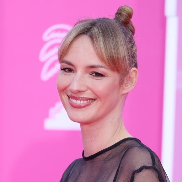 Interrogée par Marie Claire, l'actrice s'est d'ailleurs confiée sur la charge érotique de ses œuvres.

Louise Bourgoin sur le pink carpet de la cérémonie de clôture du festival Canneseries saison 8 au palais des festivals à Cannes le 29 avril 2025.

© Denis Guignebourg / Bestimage