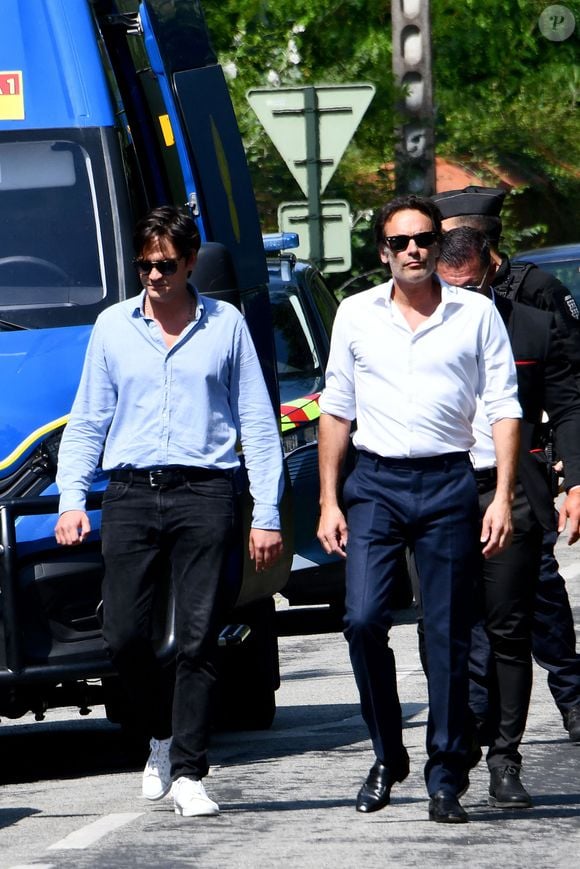Anthony Delon et son demi-frère Alain-Fabien découvrent les hommages devant les grilles de la propriété de Douchy, quelques heures avant les obsèques de leur père, A.Delon, le 24 août 2024.  © Agence / Bestimage