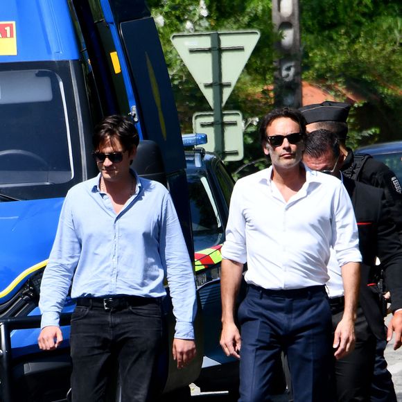 Anthony Delon et son demi-frère Alain-Fabien découvrent les hommages devant les grilles de la propriété de Douchy, quelques heures avant les obsèques de leur père, A.Delon, le 24 août 2024.  © Agence / Bestimage