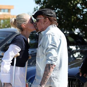 Johnny Hallyday avec sa femme Laeticia, qui marche toujours avec des béquilles, accompagnés de Maxim Nucci (Yodelice), arrivent au restaurant "Soho House" à Malibu, le 09 mars 2017. © Agence / Bestimage