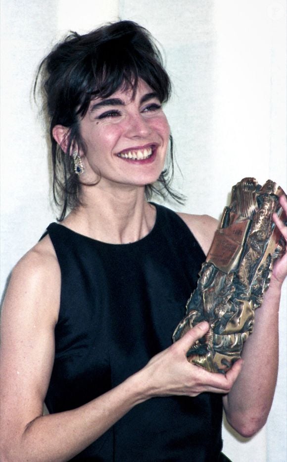 ce grand voyage, la mort n’est peut-être qu’un passage. Alors continue le autrement, non plus sur, mais dans la terre, et revient avec les fleurs… Tu vas terriblement me manquer. Je t’aime…", a-t-elle écrit sur Instagram.

Anne Parillaud - éesar De La Meilleure Actrice Dans Le Role-Titre Nikita De Luc Besson Lors De la 16 Eme Ceremonie Des Cesar Le 9 Mars 1991.  Photo by APS-MEDIAS/ABACAPRESS.COM