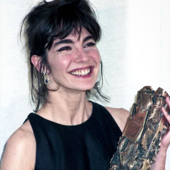 ce grand voyage, la mort n’est peut-être qu’un passage. Alors continue le autrement, non plus sur, mais dans la terre, et revient avec les fleurs… Tu vas terriblement me manquer. Je t’aime…", a-t-elle écrit sur Instagram.

Anne Parillaud - éesar De La Meilleure Actrice Dans Le Role-Titre Nikita De Luc Besson Lors De la 16 Eme Ceremonie Des Cesar Le 9 Mars 1991.  Photo by APS-MEDIAS/ABACAPRESS.COM