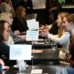 Charlotte Casiraghi a été invitée au 4eme Speed Mentoring, organisé à l'hôtel Columbus à Monaco à l'initiative de SheCanHeCan (SCHC) et l’association des femmes chefs d’entreprises de Monaco (AFCEM), le 5 mars 2025.
La fille de la princesse Caroline de Hanovre a été accueillie par Vibeke Brask Thomsen, fondatrice et directrice de SheCanHeCan et Johanna Houdrouge, présidente de l’AFCEM. Cette manifestation annuelle permet aux jeunes filles dès 11 ans et aux jeunes femmes jusqu’à 25 ans de rencontrer des actives, cheffes de sociétés ou occupant des postes à responsabilités. Une quarantaine de jeunes filles et femmes ont pu échanger avec leurs aînées en poste en Principauté. Le but est d’orienter professionnellement ou de susciter des vocations. Du côté des mentors, une vingtaine de femmes évoluant dans plusieurs secteurs privés étaient présentes aux côtés d’autres du secteur public, telles que Céline Cottalorda, déléguée interministérielle pour le Comité droits des femmes, Elodie Kheng, chef de cabinet du ministre d’Etat, Marine Hugonnet-Grisoul, conseillère nationale, ou encore Marina Ceyssac, haut-commissaire à la protection des droits, des libertés et à la médiation. © Bruno Bebert / Bestimage