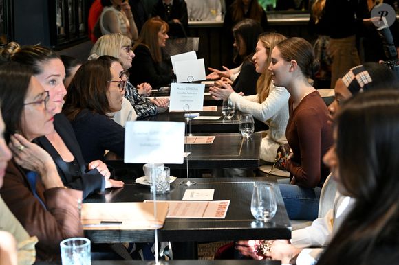 Charlotte Casiraghi a été invitée au 4eme Speed Mentoring, organisé à l'hôtel Columbus à Monaco à l'initiative de SheCanHeCan (SCHC) et l’association des femmes chefs d’entreprises de Monaco (AFCEM), le 5 mars 2025.
La fille de la princesse Caroline de Hanovre a été accueillie par Vibeke Brask Thomsen, fondatrice et directrice de SheCanHeCan et Johanna Houdrouge, présidente de l’AFCEM. Cette manifestation annuelle permet aux jeunes filles dès 11 ans et aux jeunes femmes jusqu’à 25 ans de rencontrer des actives, cheffes de sociétés ou occupant des postes à responsabilités. Une quarantaine de jeunes filles et femmes ont pu échanger avec leurs aînées en poste en Principauté. Le but est d’orienter professionnellement ou de susciter des vocations. Du côté des mentors, une vingtaine de femmes évoluant dans plusieurs secteurs privés étaient présentes aux côtés d’autres du secteur public, telles que Céline Cottalorda, déléguée interministérielle pour le Comité droits des femmes, Elodie Kheng, chef de cabinet du ministre d’Etat, Marine Hugonnet-Grisoul, conseillère nationale, ou encore Marina Ceyssac, haut-commissaire à la protection des droits, des libertés et à la médiation. © Bruno Bebert / Bestimage