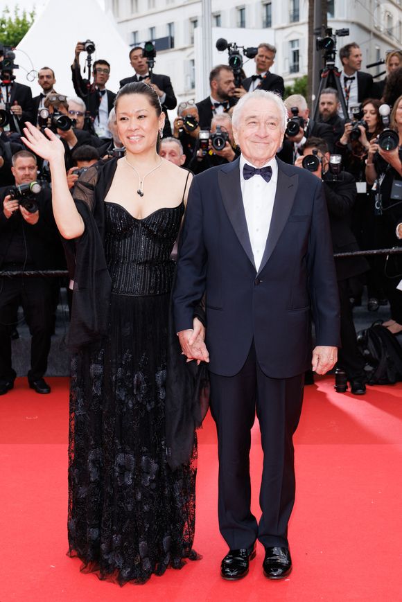 Tiffany Chen et son compagnon Robert de Niro - Montée des marches du film « Partir un jour » pour la cérémonie d’ouverture du 78ème Festival International du Film de Cannes, au Palais des Festivals à Cannes. Le 13 mai 2025
© Jacovides-Moreau / Bestimage