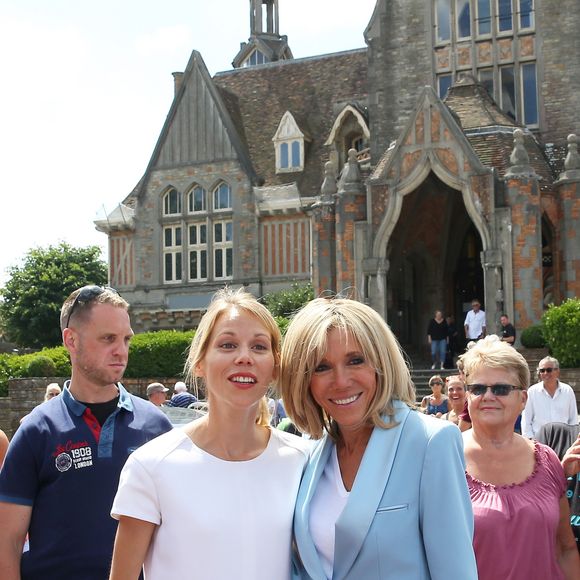 Un lieu chargé de souvenirs

La première dame Brigitte Macron (Trogneux) et sa fille Tiphaine Auzière vont voter à la mairie du Touquet pour le second tour des législatives, au Touquet le 18 juin 2017. © Sébastien Valiela-Dominique Jacovides/Bestimage