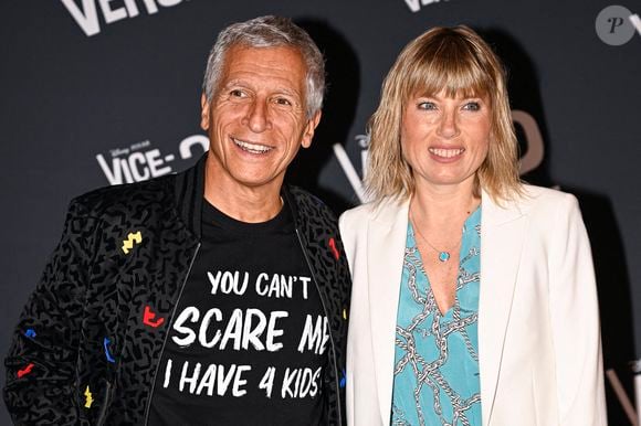 Cette soirée se déroule dans la maison secondaire de Nagui et après s'être montrée réticente, Mélanie Page finit par tisser une belle relation avec l'animateur.

Nagui et sa femme Melanie Page assistent à la première de Vice Versa 2 au Grand Rex le 16 juin 2024 à Paris, France. Photo par Victor Joly/Abaca