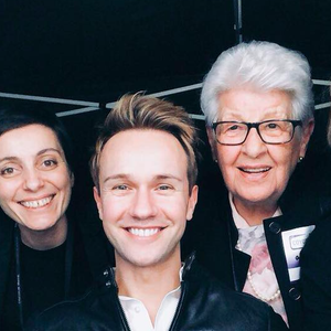 Devenu lui-même père d'un petit garçon, Cyril Féraud sait qu'il peut compter sur son clan. Sa maman Dominique et sa mamie Simone l'entourent toujours d'amour...

Cyril Féraud et sa famille à Marseille, le 9 mars 2018. Crédit Facebook