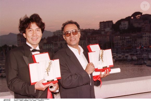 Abbas Kiarostami, réalisateur du "Goût des cerises" avec sa palme d'or lors du Festival de Cannes 1997 aux côtés de Shōhei Imamura, qui a aussi reçu une Palme d'or cette année-là pour "L'anguille".
Crédit : ANGELI-RINDOFF-GARCIA / BESTIMAGE