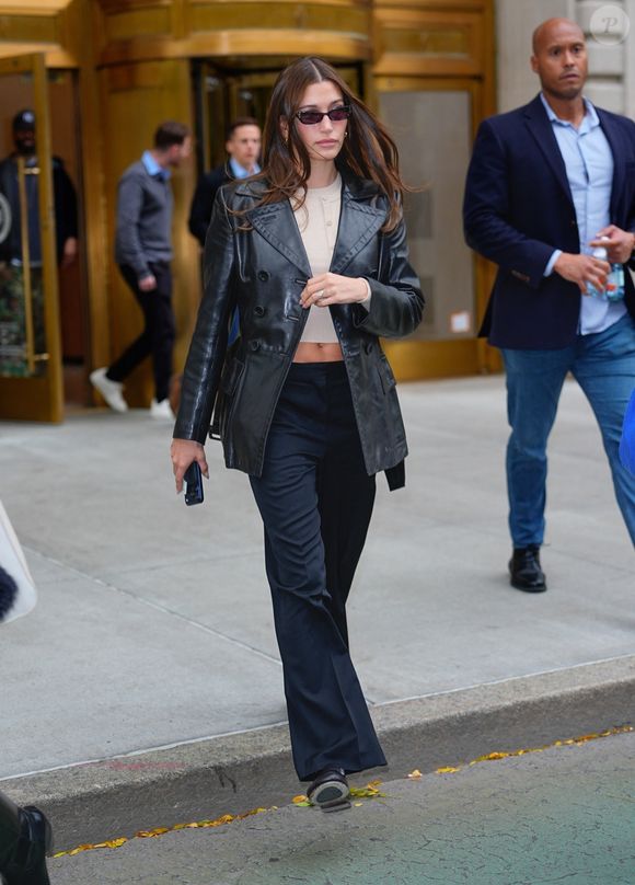 Exclusif - Kendall Jenner et Hailey Bieber s'arrêtent discrètement dans un immeuble du West Village de New York.

©BestImage