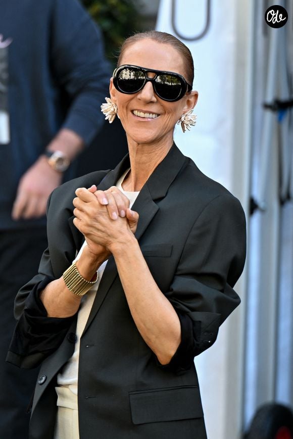 Celine Dion salue ses fans à la sortie de l'hôtel Royal Monceau avant de se diriger vers la salle Plenitude Arena où elle débutera sa série de concert parisien le 12 septembre 2026. © Lionel Urman / Bestimage