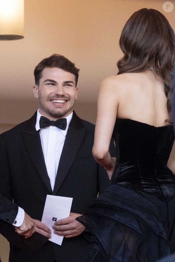 Antoine Dupont et Iris Mittenaere - Antoine Dupont et sa compagne Iris Mittenaere se retrouvent sur les marches  du film « Dossier 137 » lors du 78ème Festival International du Film de Cannes le 15 mai 2025.

© Jacovides / Moreau / Bestimage