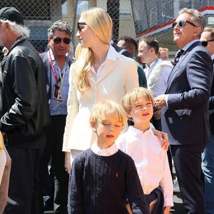 Beatrice Borromeo avec ses fils Stefano Ercole Casiraghi, Francesco Casiraghi et Raphael Elmaleh marchent le long de la voie de la grille pendant l'E-Prix Monaco, 7ème réunion du Championnat du Monde AB22-23 FIA Formula E à Monaco, le 6 mai 2023. ©  Marco Piovanotto/ABACAPRESS.COM