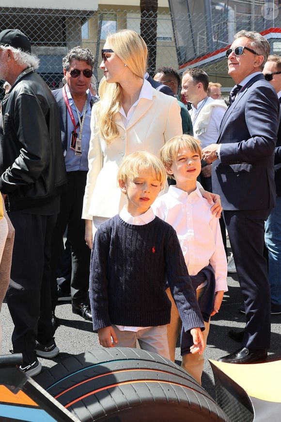 Beatrice Borromeo avec ses fils Stefano Ercole Casiraghi, Francesco Casiraghi et Raphael Elmaleh marchent le long de la voie de la grille pendant l'E-Prix Monaco, 7ème réunion du Championnat du Monde AB22-23 FIA Formula E à Monaco, le 6 mai 2023. ©  Marco Piovanotto/ABACAPRESS.COM