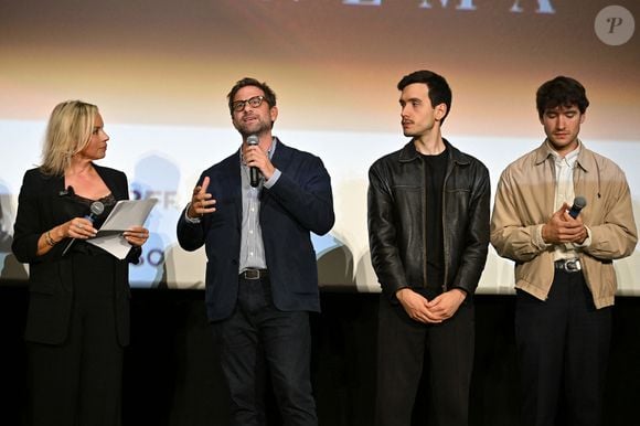 Charlotte Bouteloup, la maitresse de cérémonie, Nicolas Mathieu, et les deux réalisateurs, Ludovic et Zoran Boukherma pour le film "Leurs enfants après eux" adapté du roman de Nicolas Mathieu (Prix Goncourt 2018) durant la soirée d'ouverture de la 6ème édition du festival Cinéroman au cinéma Pathé Gare du Sud, à Nice, le 30 septembre 2024.
Cinéroman est un festival dédié aux adaptations cinématographiques de roman. © Bebert / Jacovides / Bestimage