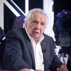 Exclusif - Michel Sardou sur le plateau de l'émission Touche pas à mon poste (TPMP) présentée en direct par C.Hanouna et diffusée sur C8 le 29 août 2022.

© Jack Tribeca / Bestimage