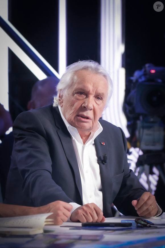 Exclusif - Michel Sardou sur le plateau de l'émission Touche pas à mon poste (TPMP) présentée en direct par C.Hanouna et diffusée sur C8 le 29 août 2022.

© Jack Tribeca / Bestimage