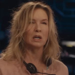 L'actrice est principalement connue pour son rôle de Bridget Jones dans la sage cinématographique du même nom
Renée Zellweger dans le film baptisée Bridget Jones : Folle de lui, dont la sortie au cinéma est prévue en 2025. © Universal Pictures/Peacock via