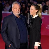 Luc Besson et Sarah Saldmann officialisent en Italie : Escarpins à plateforme et lavallière, l'avocate subjugue le réalisateur