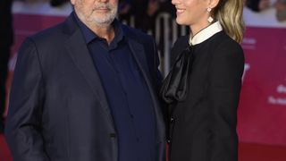 Luc Besson et Sarah Saldmann officialisent en Italie : Escarpins à plateforme et lavallière, l'avocate subjugue le réalisateur